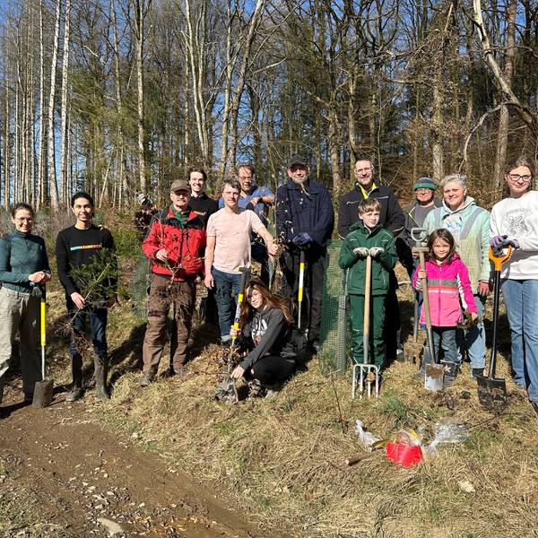 Fleißig im Einsatz waren die freiwilligen Helferinnen und Helfer bei der Aktion „Mehr Bäume jetzt“ am Schevelinger Weg in Wipperfürth.