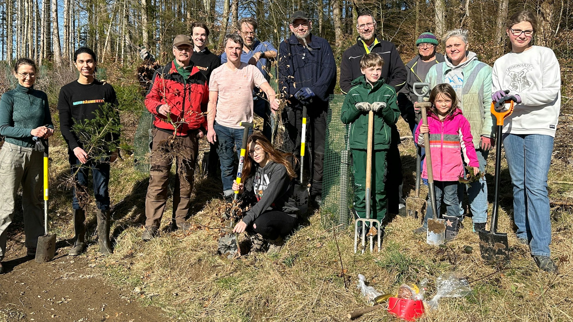 Fleißig im Einsatz waren die freiwilligen Helferinnen und Helfer bei der Aktion „Mehr Bäume jetzt“ am Schevelinger Weg in Wipperfürth.
