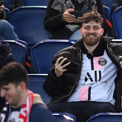 Anton Rinas, bekannt als „ViscaBarca“ im Prinzenpark in Paris.