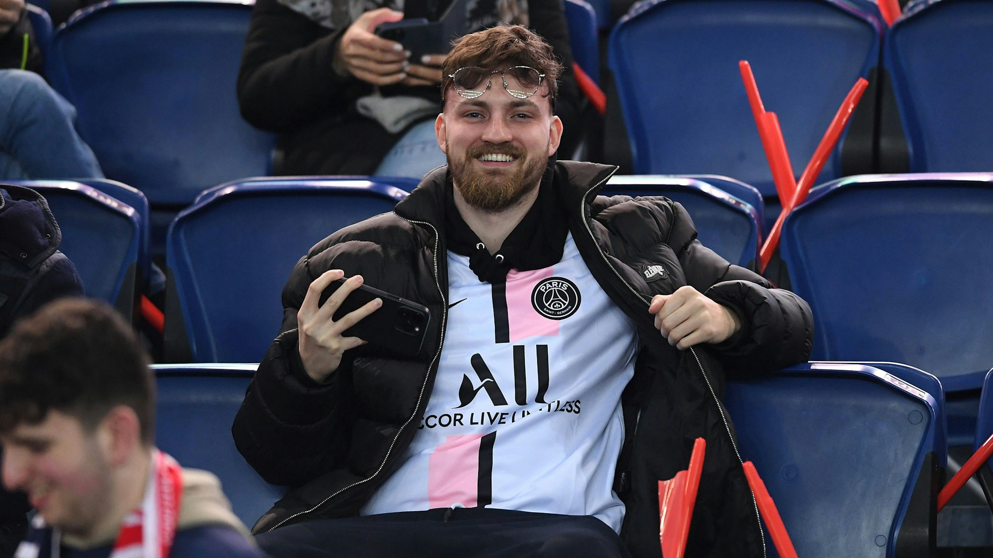 Anton Rinas, bekannt als „ViscaBarca“ im Prinzenpark in Paris.