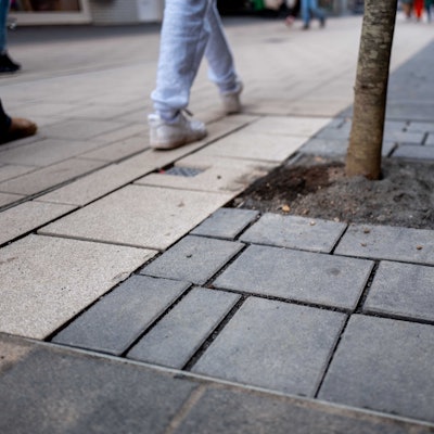Das Bild zeigt einen Teil des neu verlegten Pflasters. Zu erkennen sind große Lücken zwischen den Fugen.