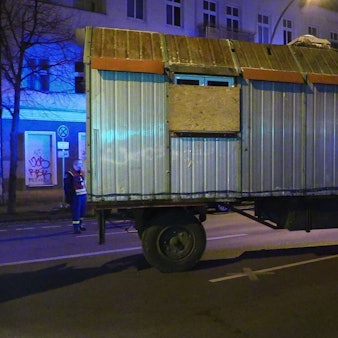 Der Bauwagen, der im Zuge der Fahndung nach den gesuchten Ex-RAF-Terroristen Staub und Garweg beschlagnahmt wurde, wird mittels eines THW-LKW abgeschleppt.