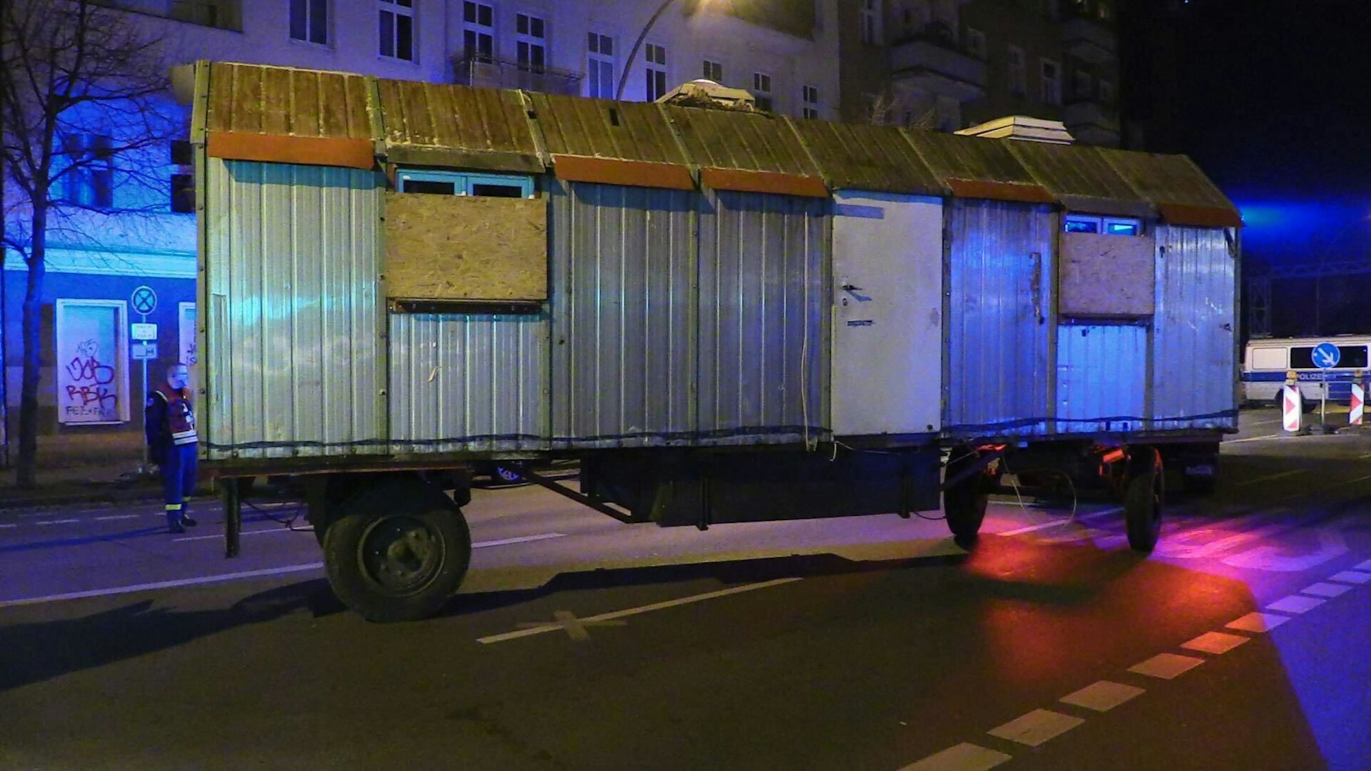 Der Bauwagen, der im Zuge der Fahndung nach den gesuchten Ex-RAF-Terroristen Staub und Garweg beschlagnahmt wurde, wird mittels eines THW-LKW abgeschleppt.