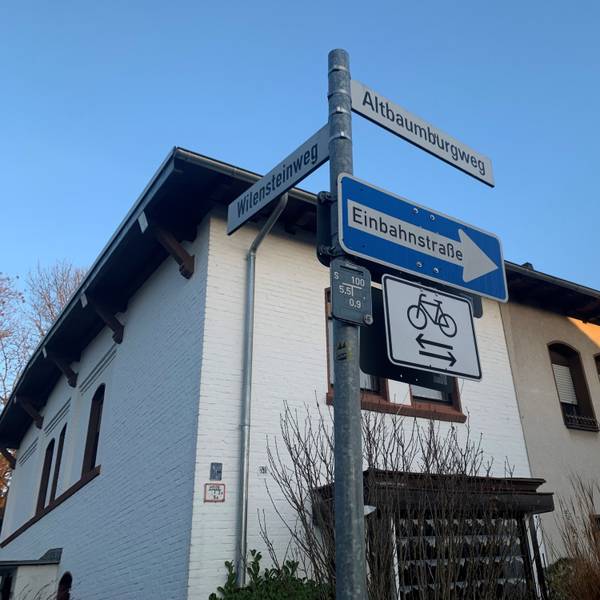 Das Foto zeigt die Beschilderung einer Einbahnstraße.