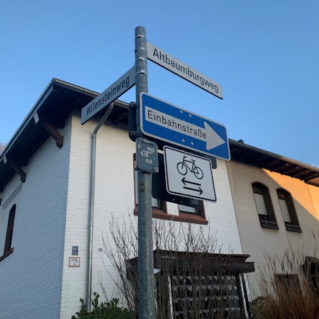 Das Foto zeigt die Beschilderung einer Einbahnstraße.