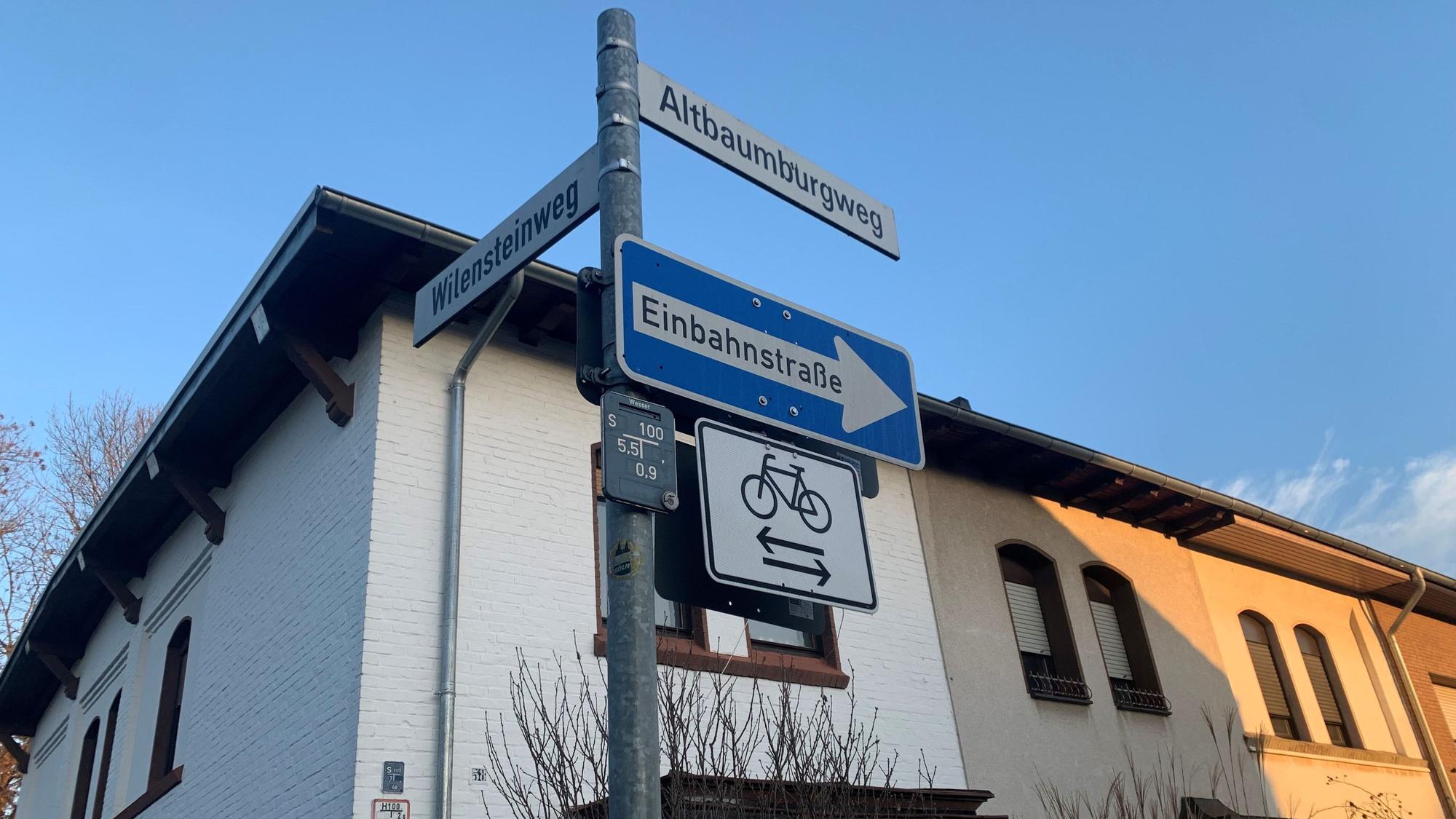 Das Foto zeigt die Beschilderung einer Einbahnstraße.