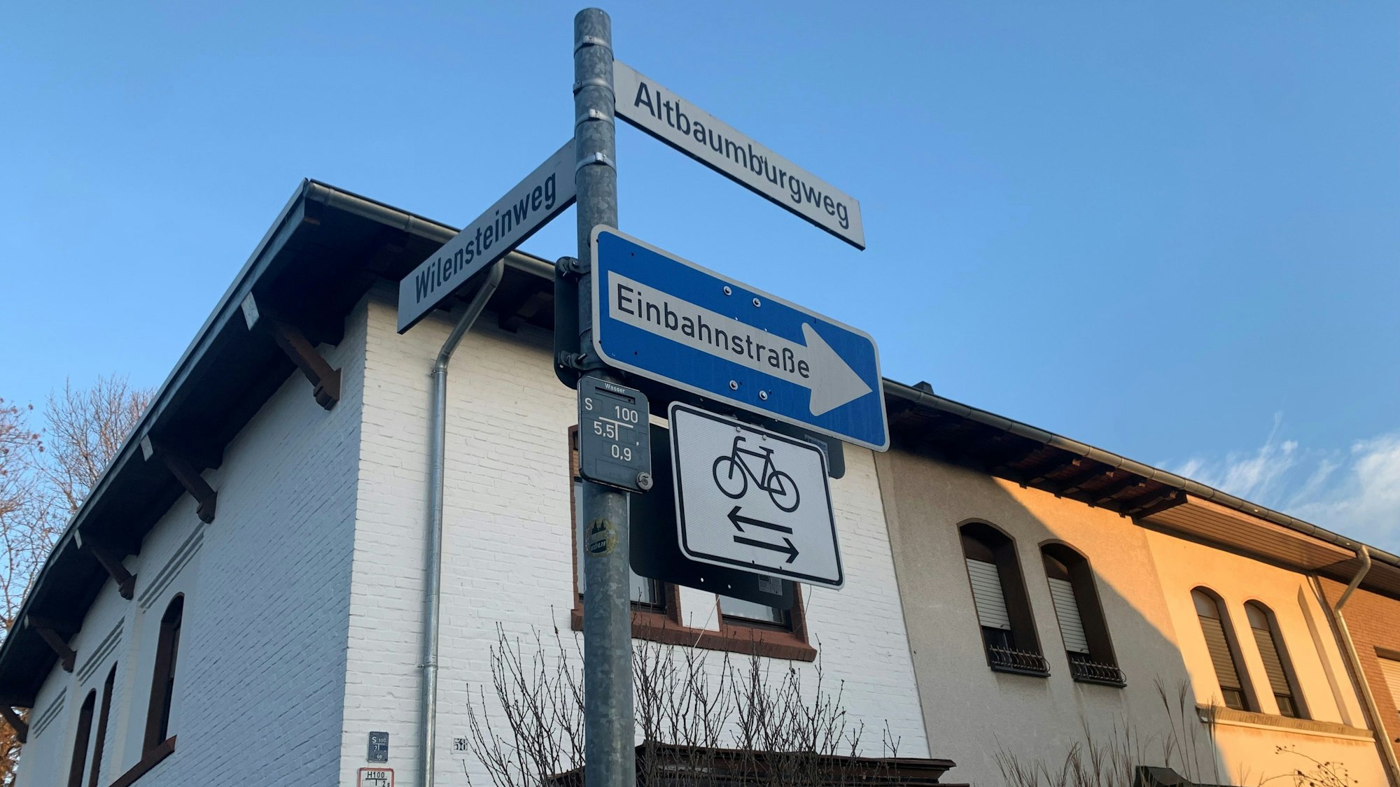 Das Foto zeigt die Beschilderung einer Einbahnstraße.