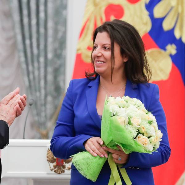 Wladimir Putin überreicht der „Rossiya Segodnya“- und „RT“-Chefredakteurin Margarita Simonjan Blumen. (Archivbild)