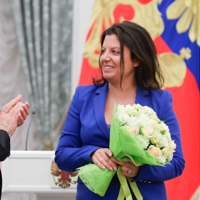 Wladimir Putin überreicht der „Rossiya Segodnya“- und „RT“-Chefredakteurin Margarita Simonjan Blumen. (Archivbild)