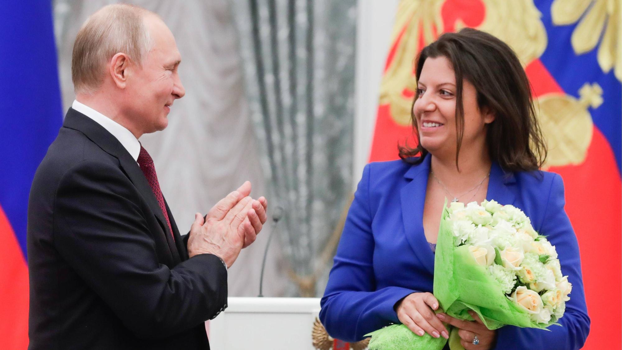 Wladimir Putin überreicht der „Rossiya Segodnya“- und „RT“-Chefredakteurin Margarita Simonjan Blumen. (Archivbild)