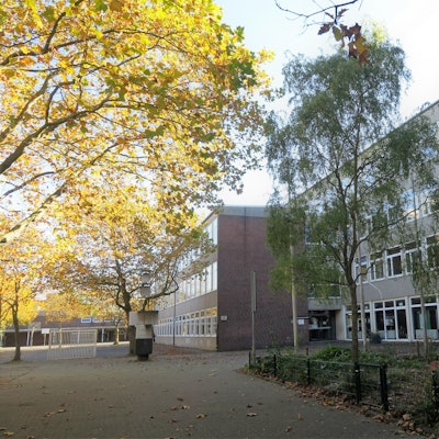 Die Kurt-Tucholsky-Hauptschule am Helene-Weber-Platz in Neubrück