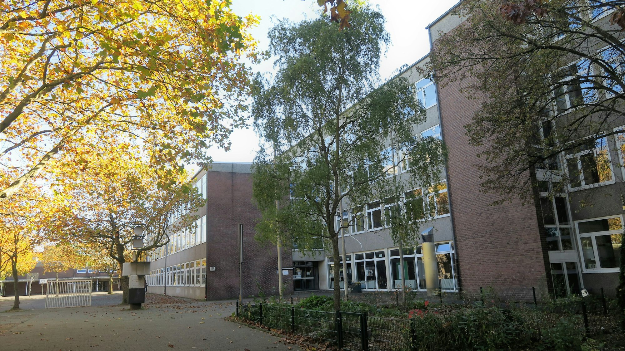 Kurt-Tucholsky-Hauptschule am Helene-Weber-Platz in Neubrück