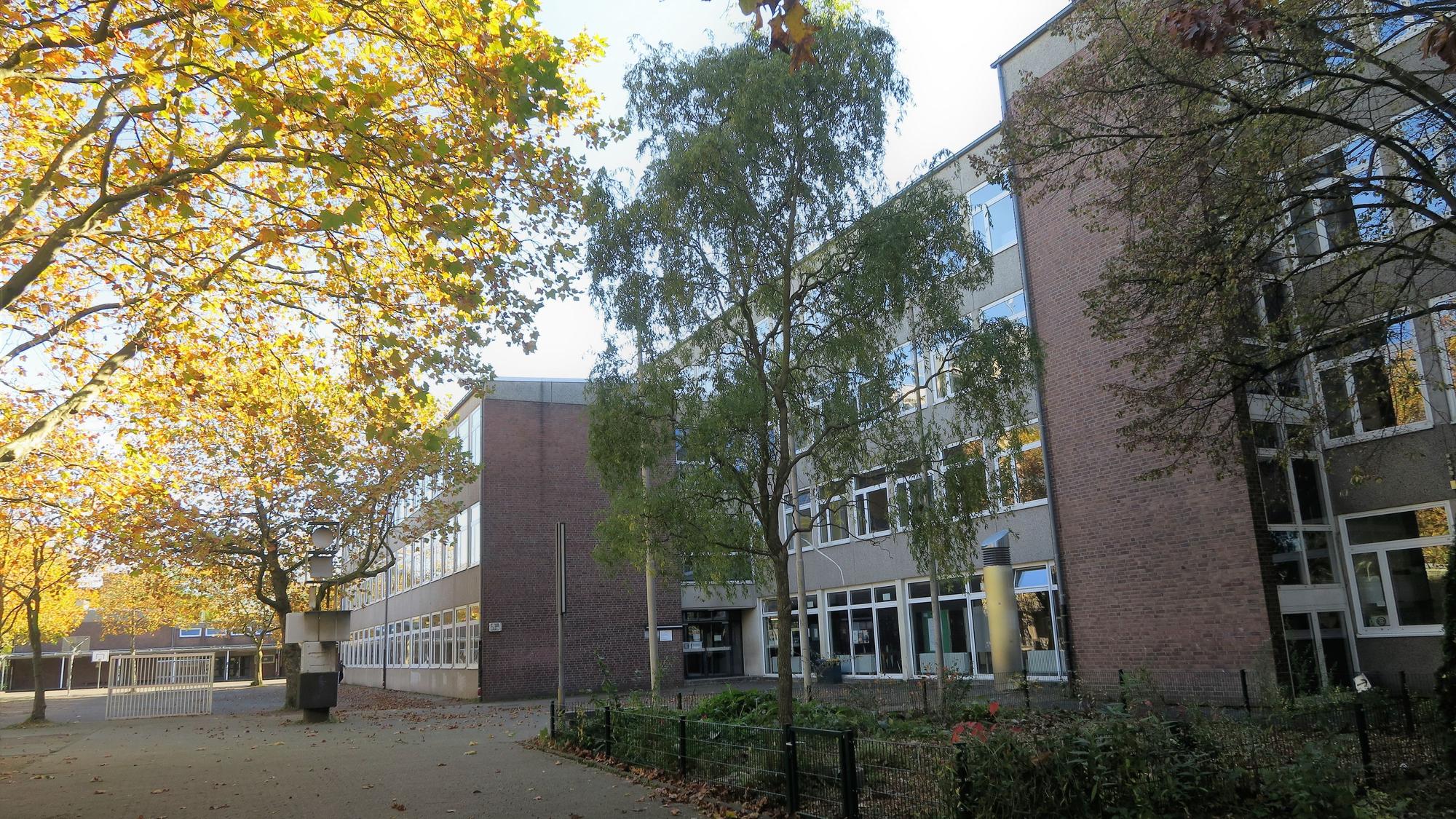 Kurt-Tucholsky-Hauptschule am Helene-Weber-Platz in Neubrück