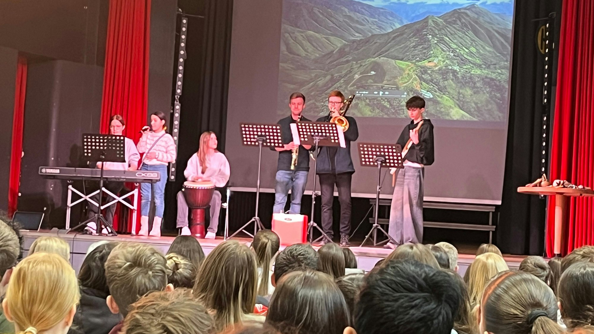 Jugendliche machen Musik auf der Bühne