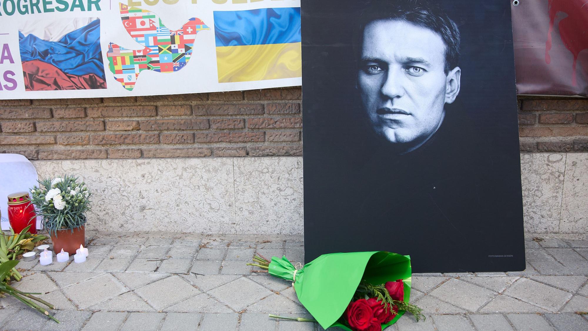 Blumen und Kerzen stehen neben einem Bild von Alexej Nawalny. Der Kreml-Kriitker war in russischer Haft gestorben. (Symbolbild)