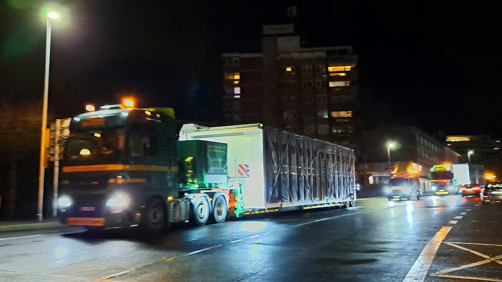 Ein Schwertransport fährt am Dienstagabend, 12. Dezember, gegen 22 Uhr auf der Overather Straße bzw. Steinstraße durch Bensberg.