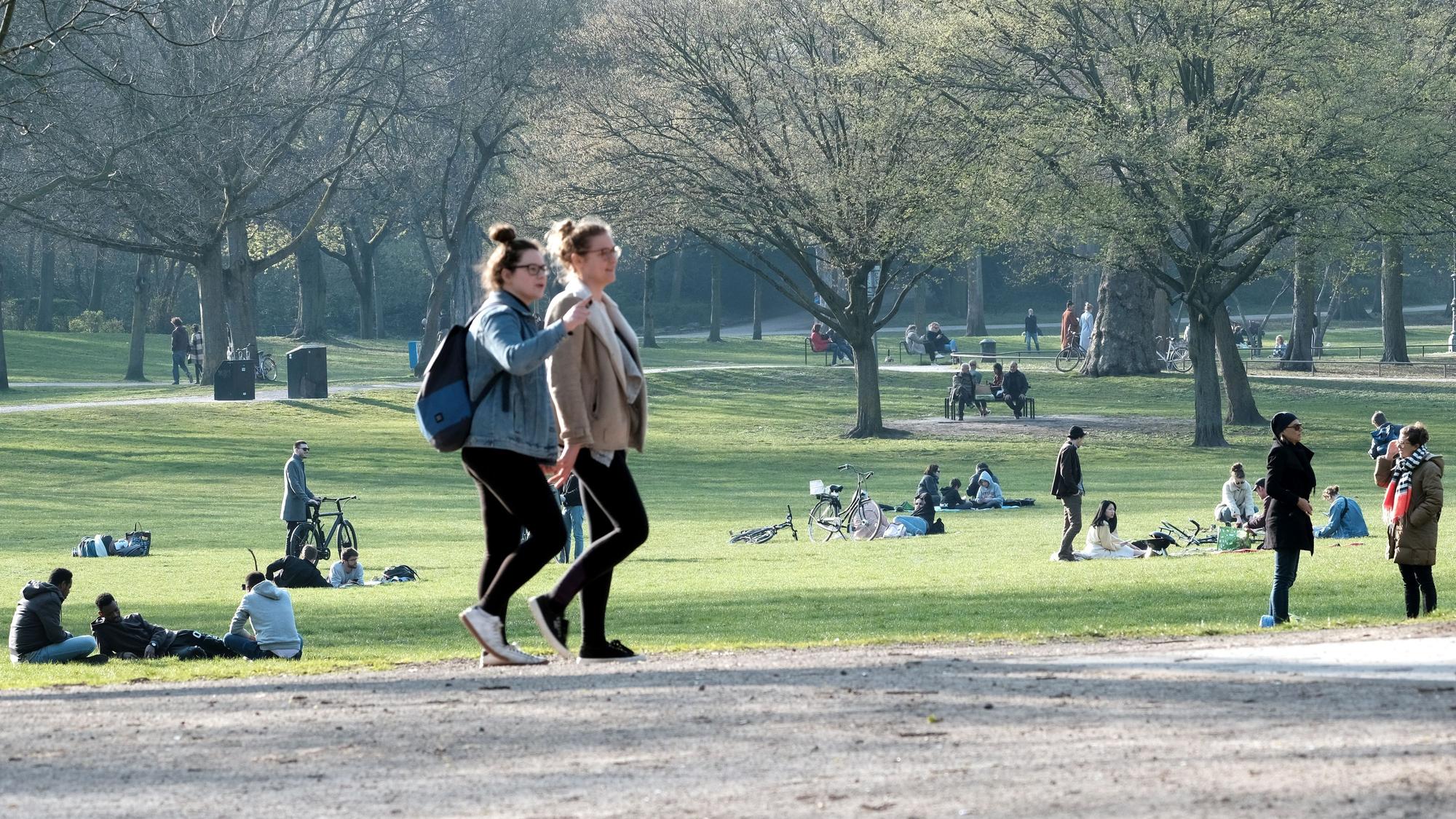 zwei Spaziergängerinnen im Volksgarten