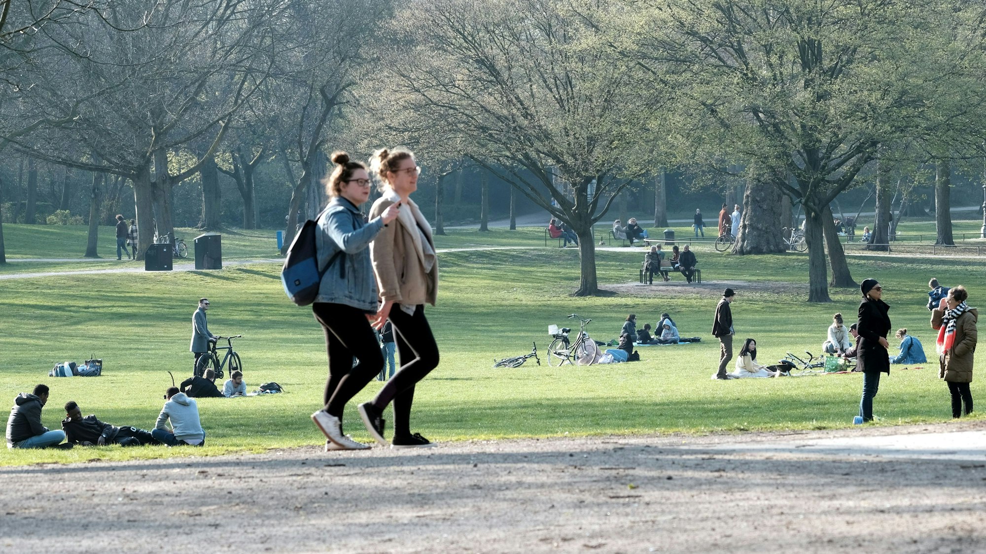zwei Spaziergängerinnen im Volksgarten