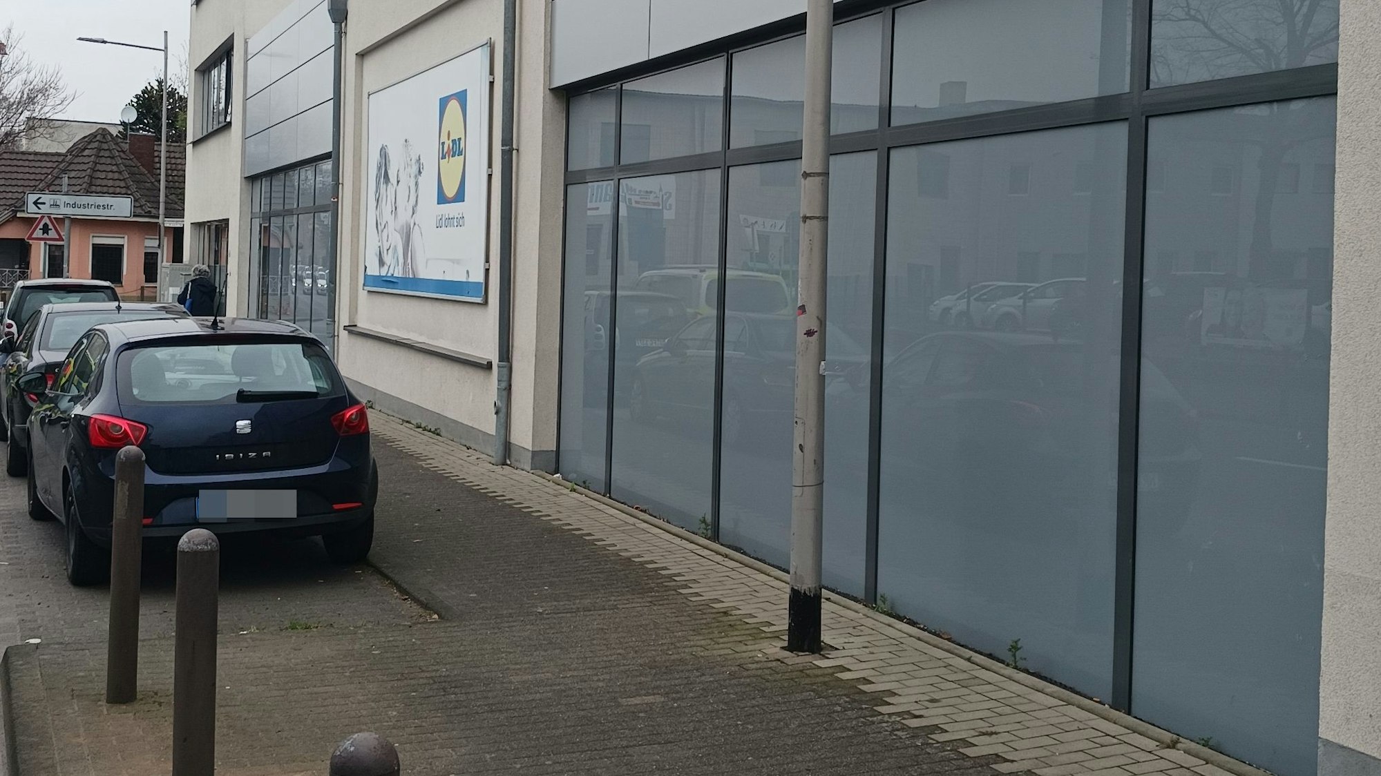 Die Fassade eines Discounters mit vorgetäuschten Glastüren.