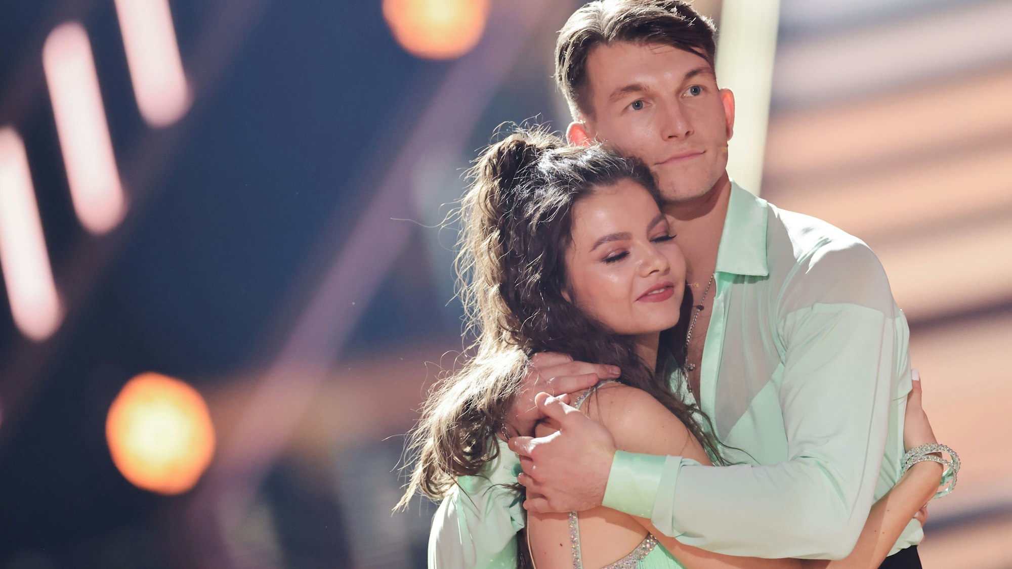 Maria Clara Groppler, Comedian, und Mikael Tatarkin, Profitänzer, stehen in der RTL-Tanzshow „Let's Dance“ zum Auftakt der neuen Staffel auf dem Parkett im Coloneum.