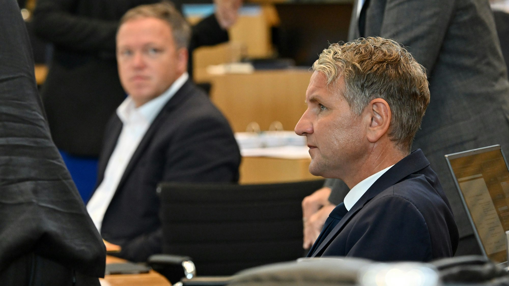 Björn Höcke (r, AfD) und Mario Voigt (l, CDU), Fraktionsvorsitzende ihrer Parteien, im Plenarsaal des Thüringer Landtag.