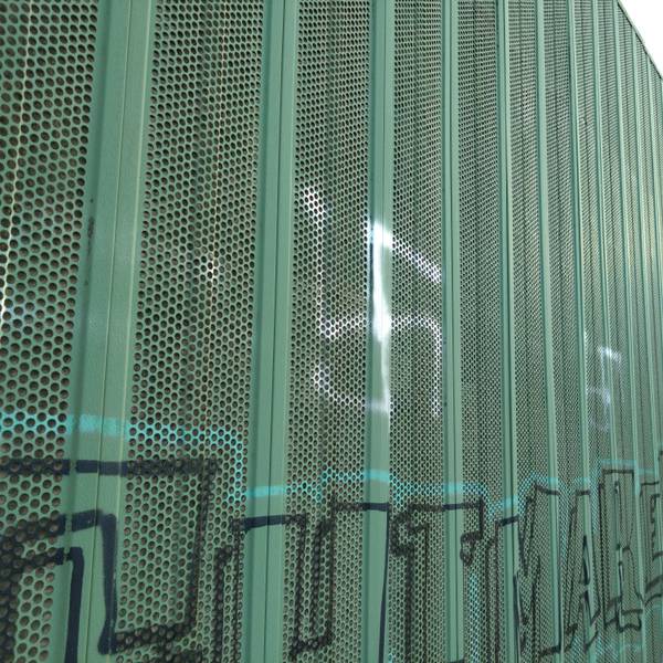 Ein aufgemaltes Hakenkreuz auf einer Lärmschutzwand.