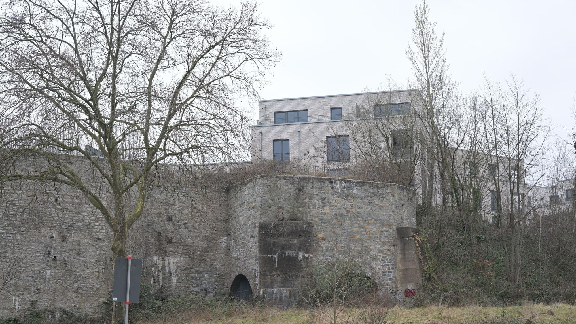 Im Vordergrund sieht man die Mauern der alten Kalköfen. Darüber hinaus ragen zwei Stockwerke der Neubauten.