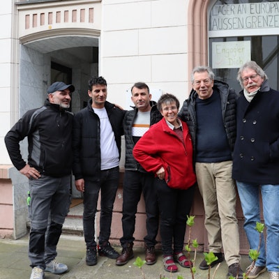 Fünf Männer und eine Frau stehen vor dem Haus, in dem der Verein Mosaik ein Ladenlokal hat.