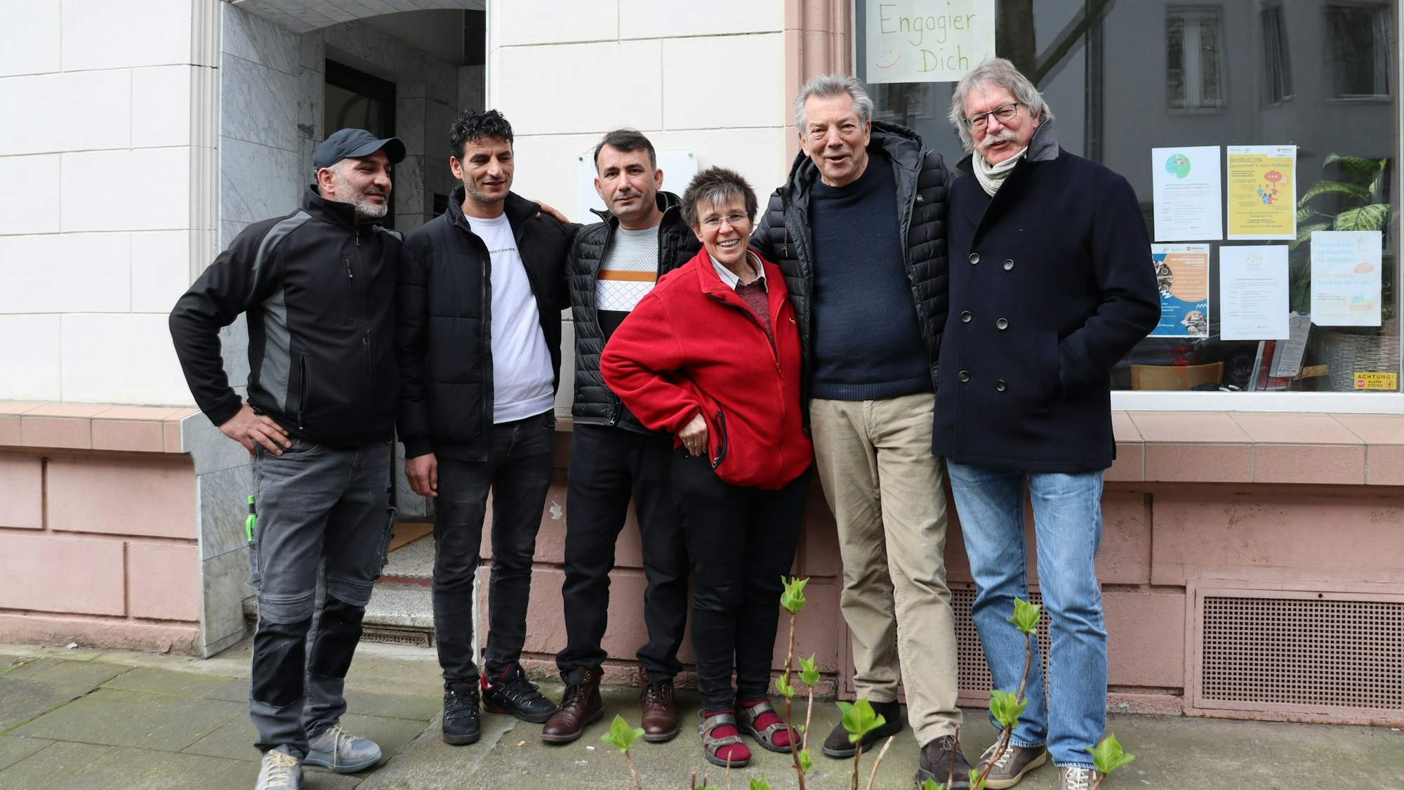 Fünf Männer und eine Frau stehen vor dem Haus, in dem der Verein Mosaik ein Ladenlokal hat.