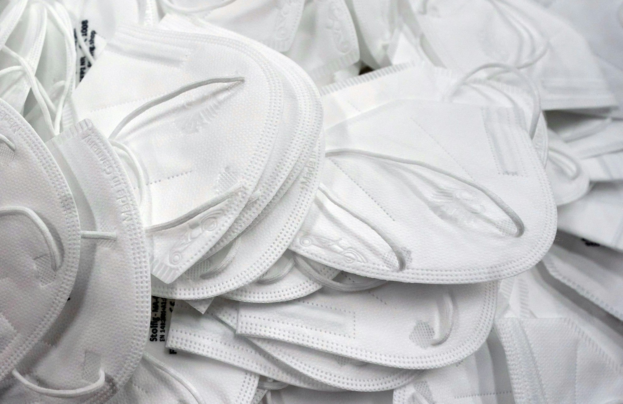 FFP2-Masken liegen in einer Halle der EPG Pausa GmbH in einem Karton.