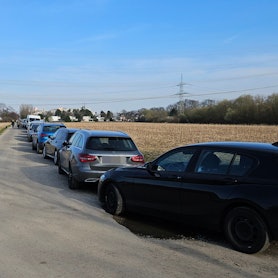 Autos parken am Feldrand