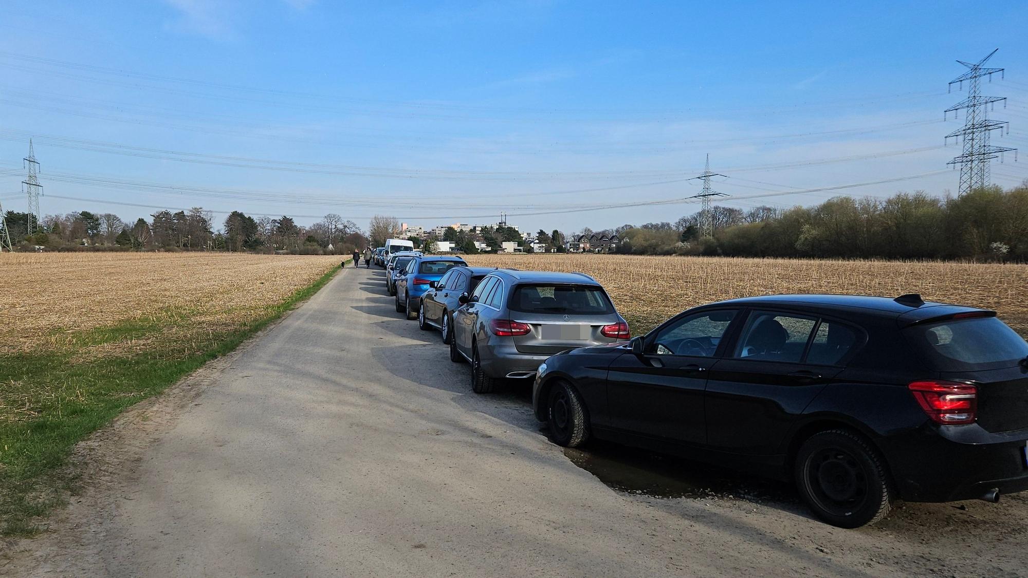 Autos parken am Feldrand
