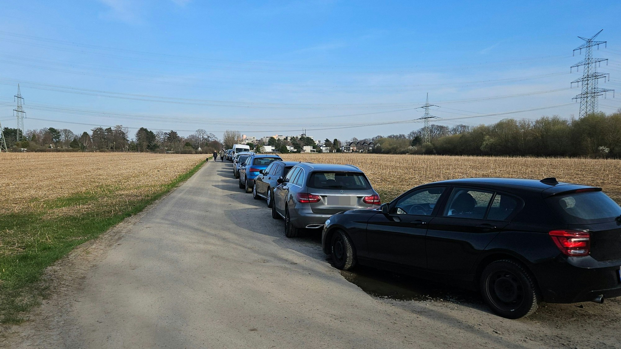 Autos parken am Feldrand