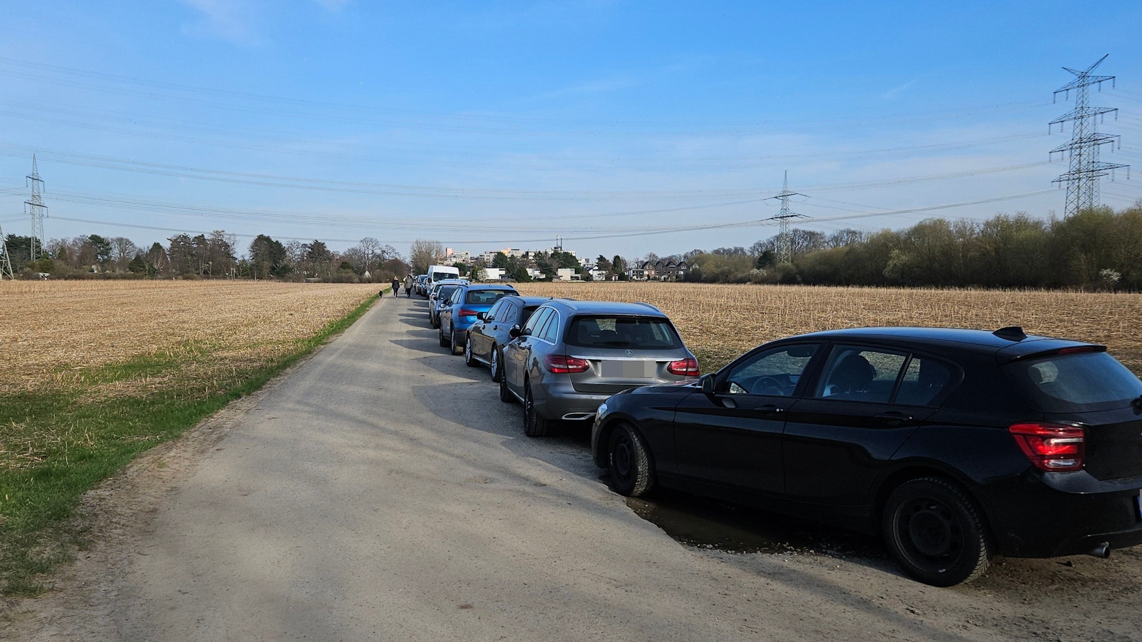 Autos parken am Feldrand