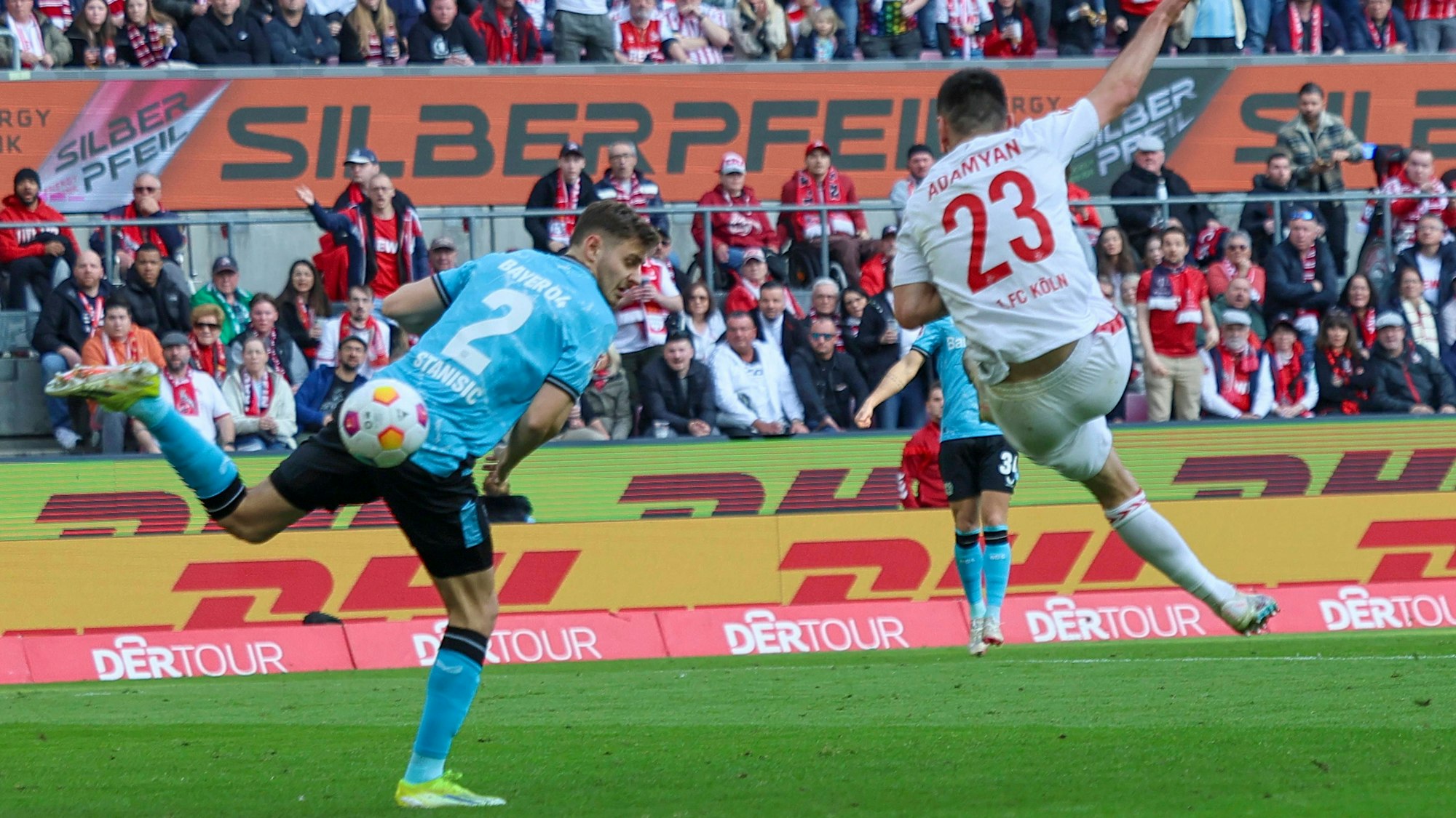 FC-Angreifer Sargis Adamyan schließt artistisch ab, trifft aber nur den Innenpfosten des Leverkusener Tores.