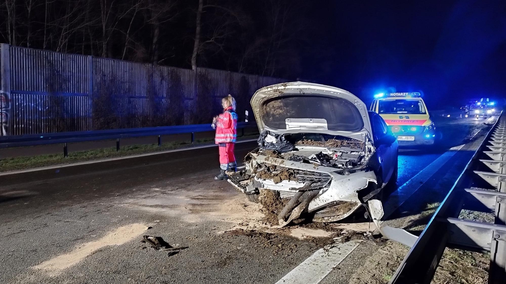 Ein kaputtes Auto steht auf der Bundesstraße 5 bei Wustermark in Brandenburg, nachdem protestierende Bauern Mist und Gülle auf der Fahrbahn verteilt hatten.