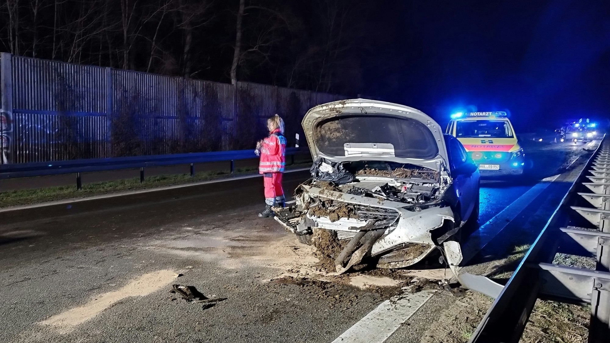 Ein kaputtes Auto steht auf der Bundesstraße 5 bei Wustermark in Brandenburg, nachdem protestierende Bauern Mist und Gülle auf der Fahrbahn verteilt hatten.