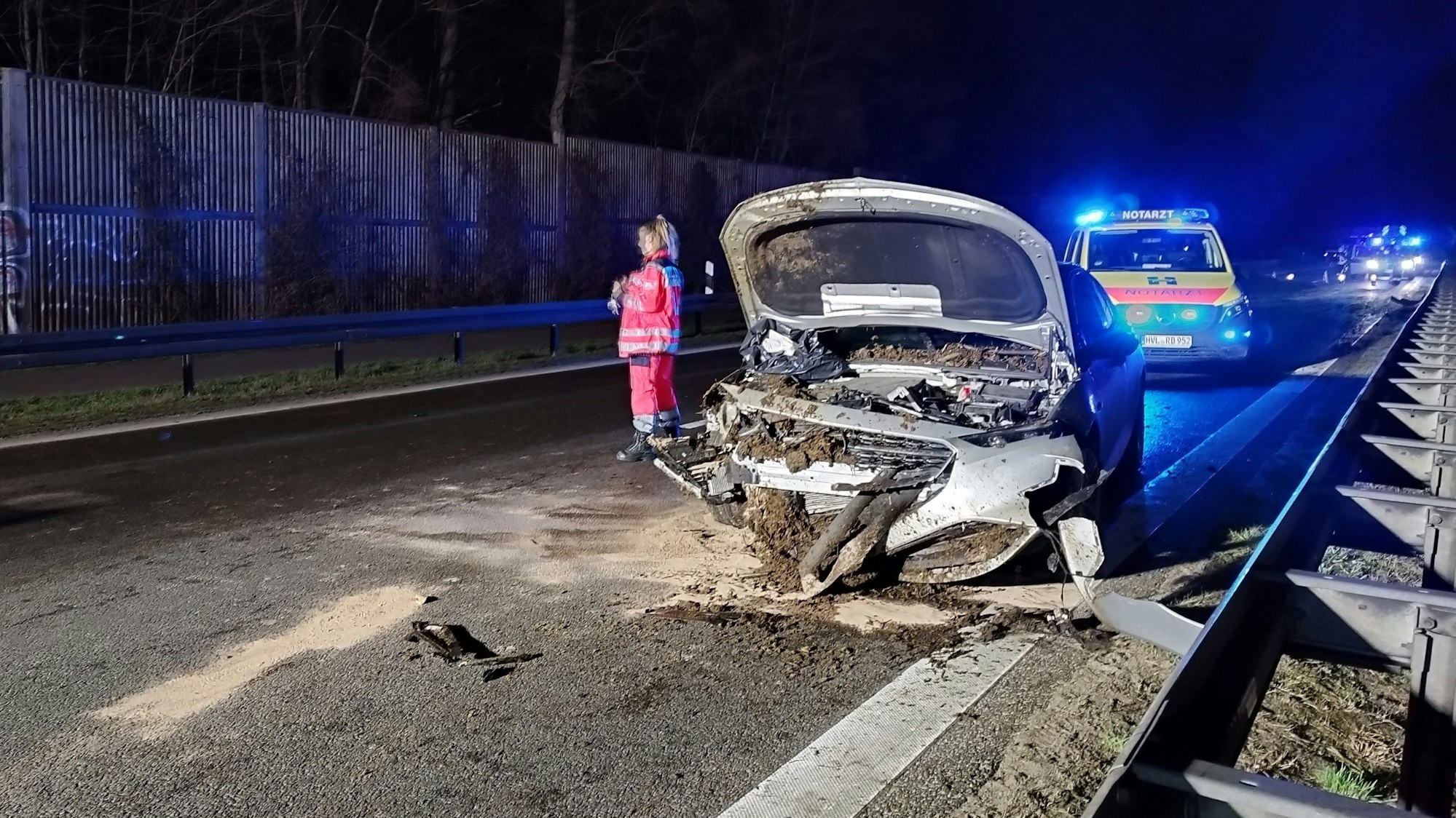 Ein kaputtes Auto steht auf der Bundesstraße 5 in Brandenburg, nachdem protestierende Bauern Mist und Gülle auf der Fahrbahn verteilt hatten.