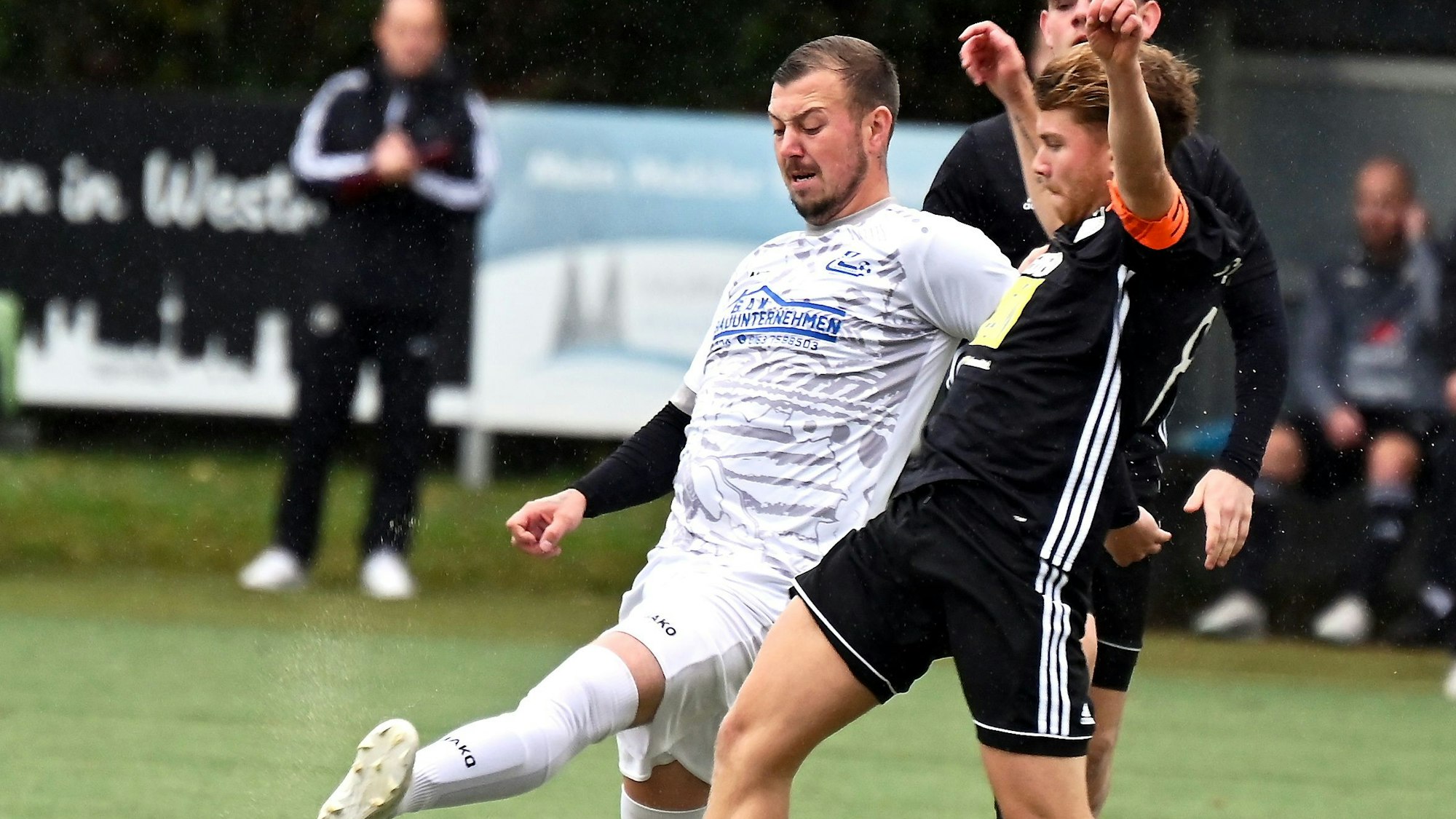 22.10.2023-Fussball-Westhoven-Ensen - Alkenrath
links: Andre Wortmann (Alkenrath)
rechts: Liam Besgen (Westhoven)
Foto: Uli Herhaus