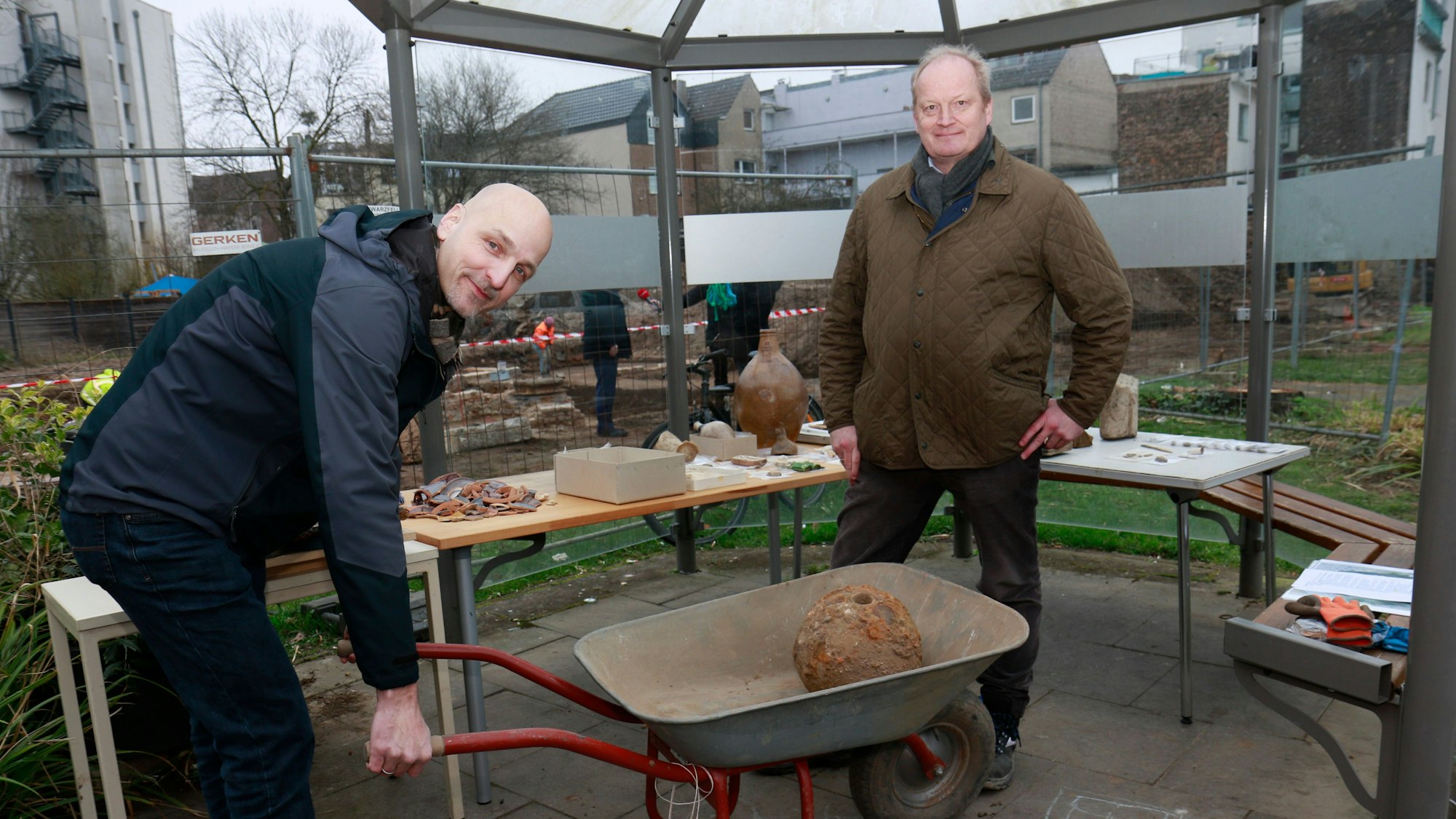 Marcus Trier, Direktor des Römisch-Germanischen Museums und Gregor Wagner, Leiter der Archäologischen Bodendenkmalpflege präsentieren die Fundstücke aus französischer und preußischer Zeit (v.r.).