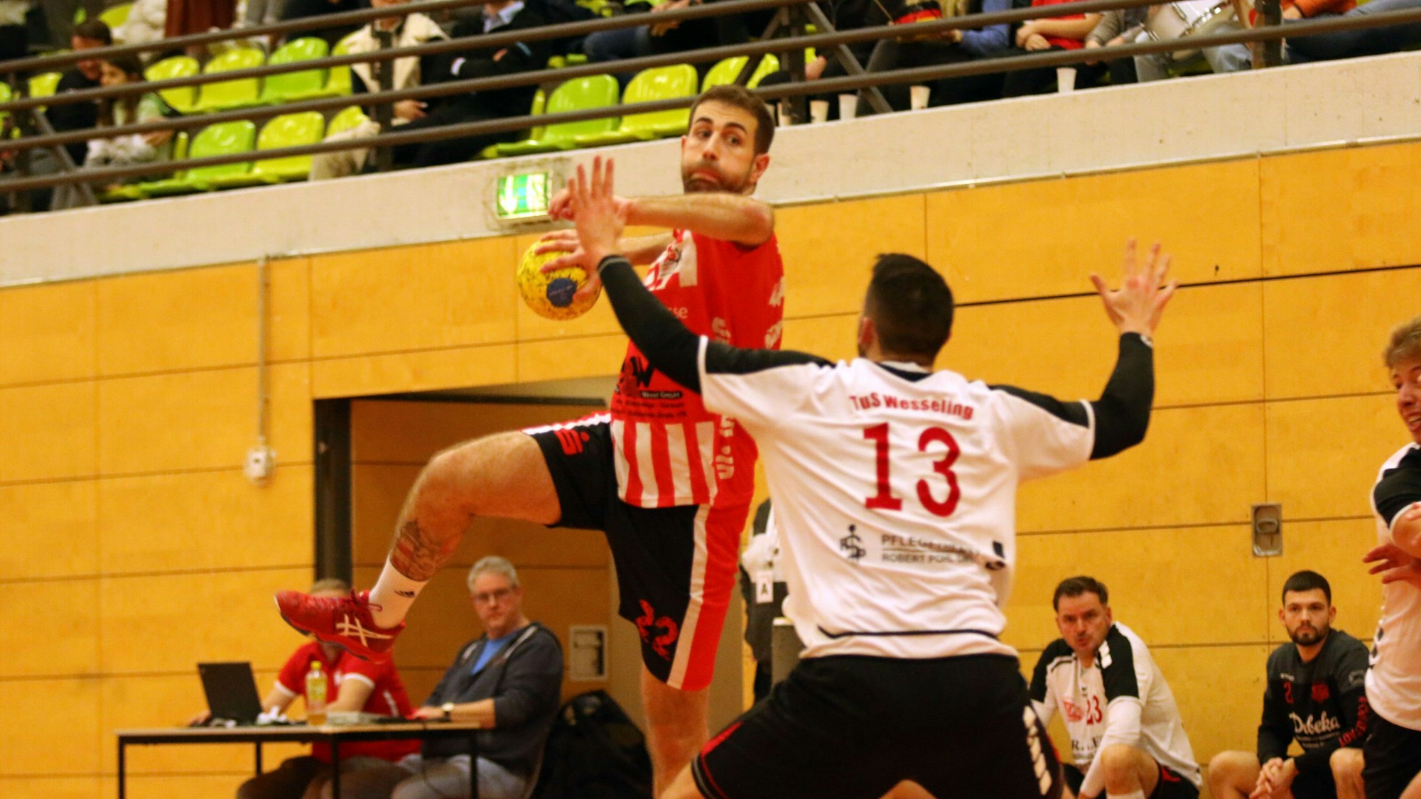 Das Bild zeigt David Henzel beim Sprungwurf. Ein Abwehrspieler versucht zu blocken.