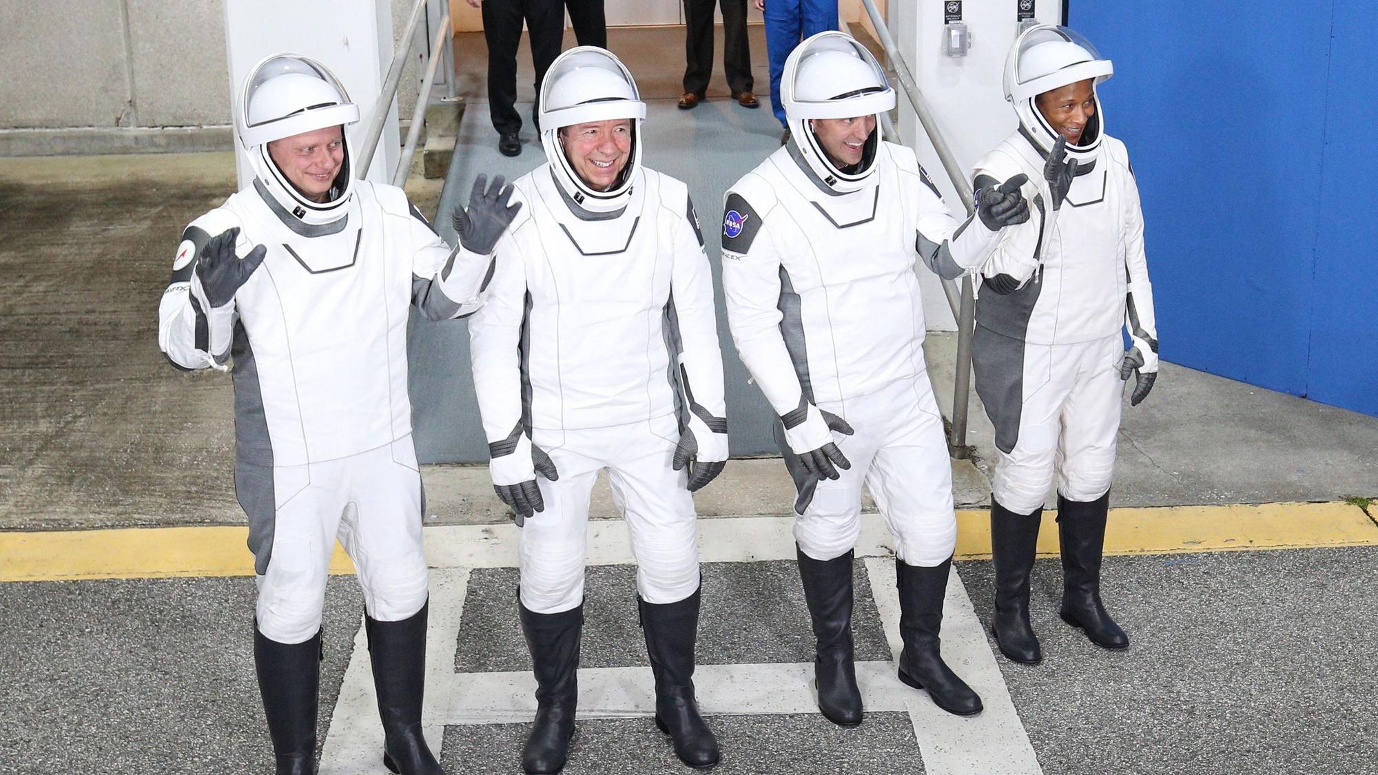 Die Crew-8-Astronauten (von links) Missionsspezialist Alexander Grebenkin, NASA-Astronaut und Pilot Michael Barratt, NASA-Astronaut und Kommandant Matthew Dominick und NASA-Astronautin und Missionsspezialistin Jeanette Epps.