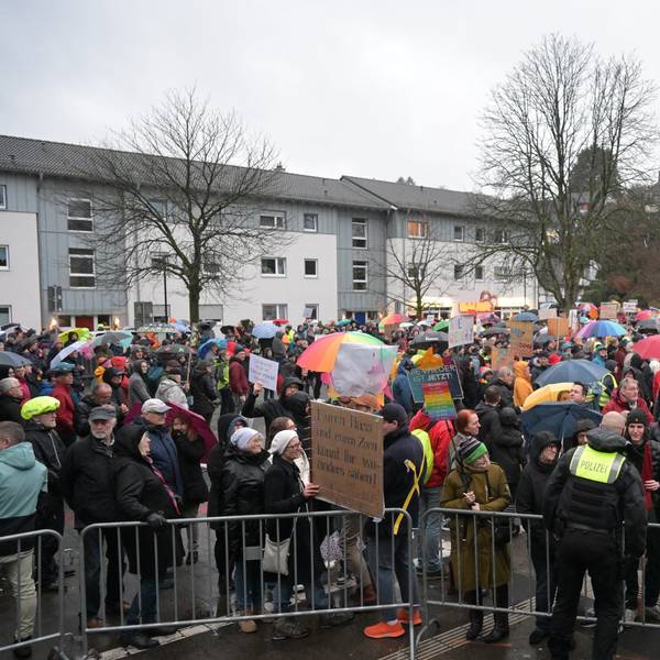Rund 1.000 Kürtener zeigten Flagge gegen rechts.