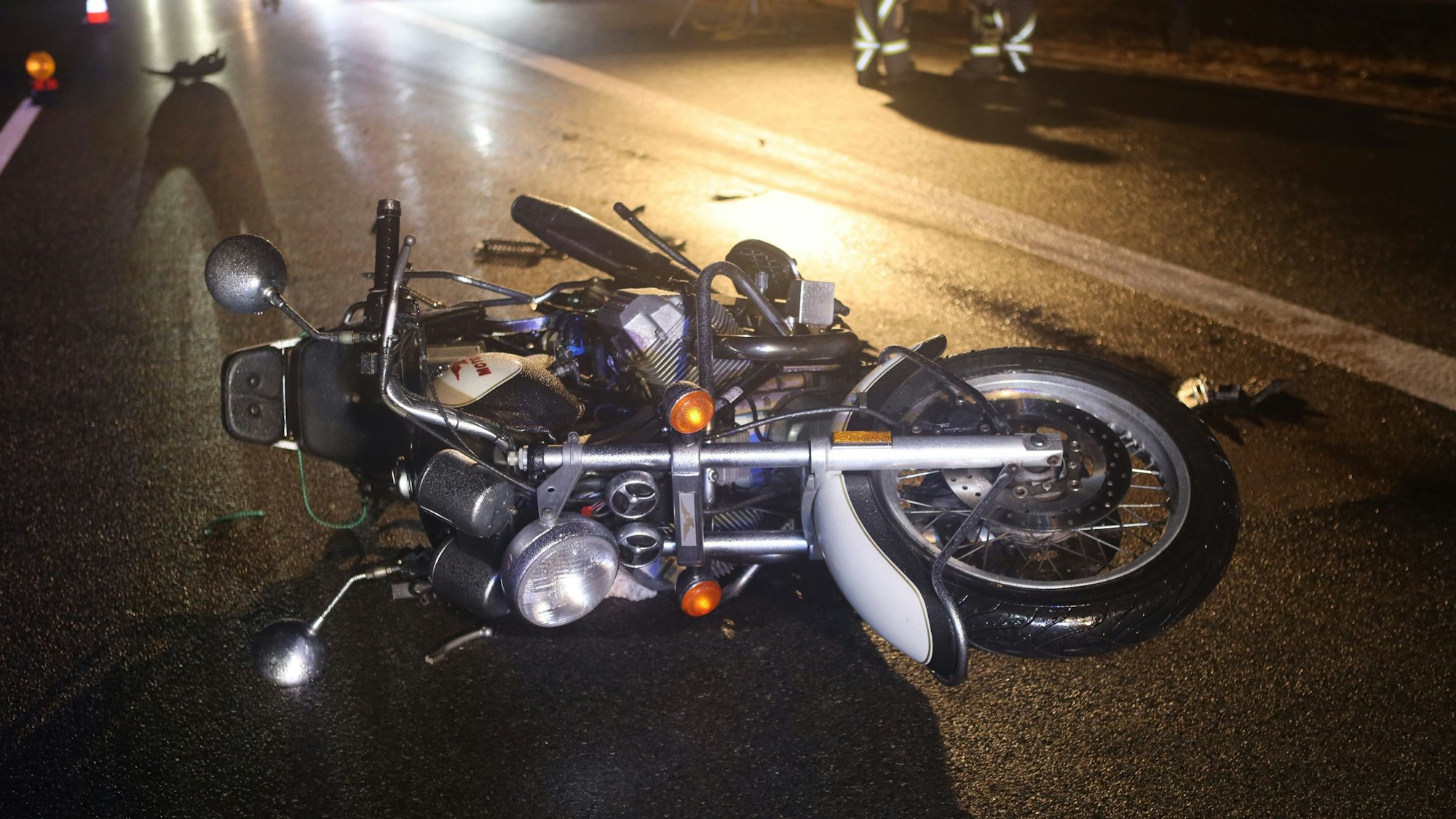 Zu sehen ist ein Motorrad, das nach einem Unfall auf der Seite liegt.