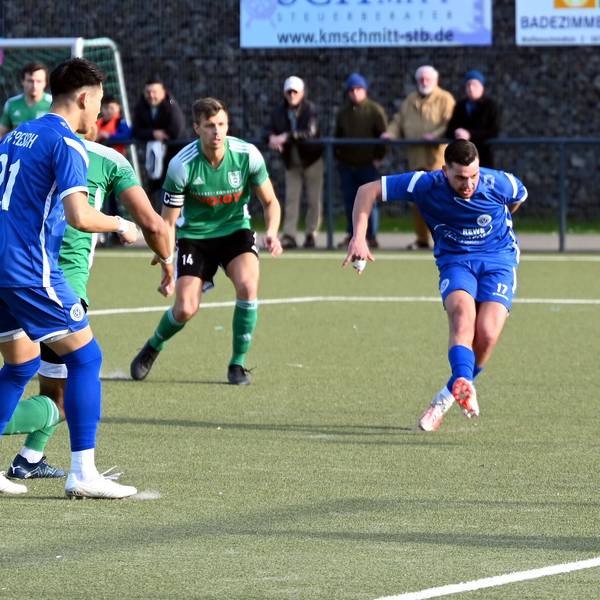 03.03.2024, Fussball-FC Pesch-Merten
Torschuss zum 1:0 für Pesch durch Melih Satilmis (rechts)
Foto: Uli Herhaus