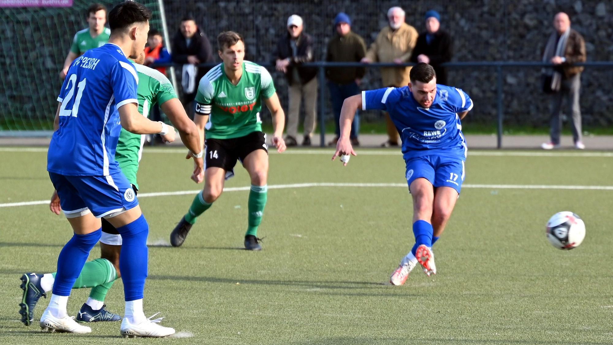 03.03.2024, Fussball-FC Pesch-Merten
Torschuss zum 1:0 für Pesch durch Melih Satilmis (rechts)
Foto: Uli Herhaus
