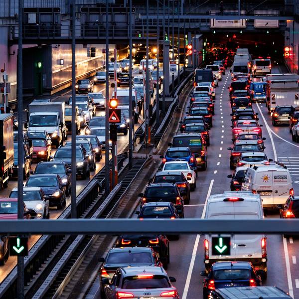 Stau auf einer deutschen Autobahn an einem Streiktag der Bahn.