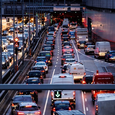 Stau auf einer deutschen Autobahn an einem Streiktag der Bahn.