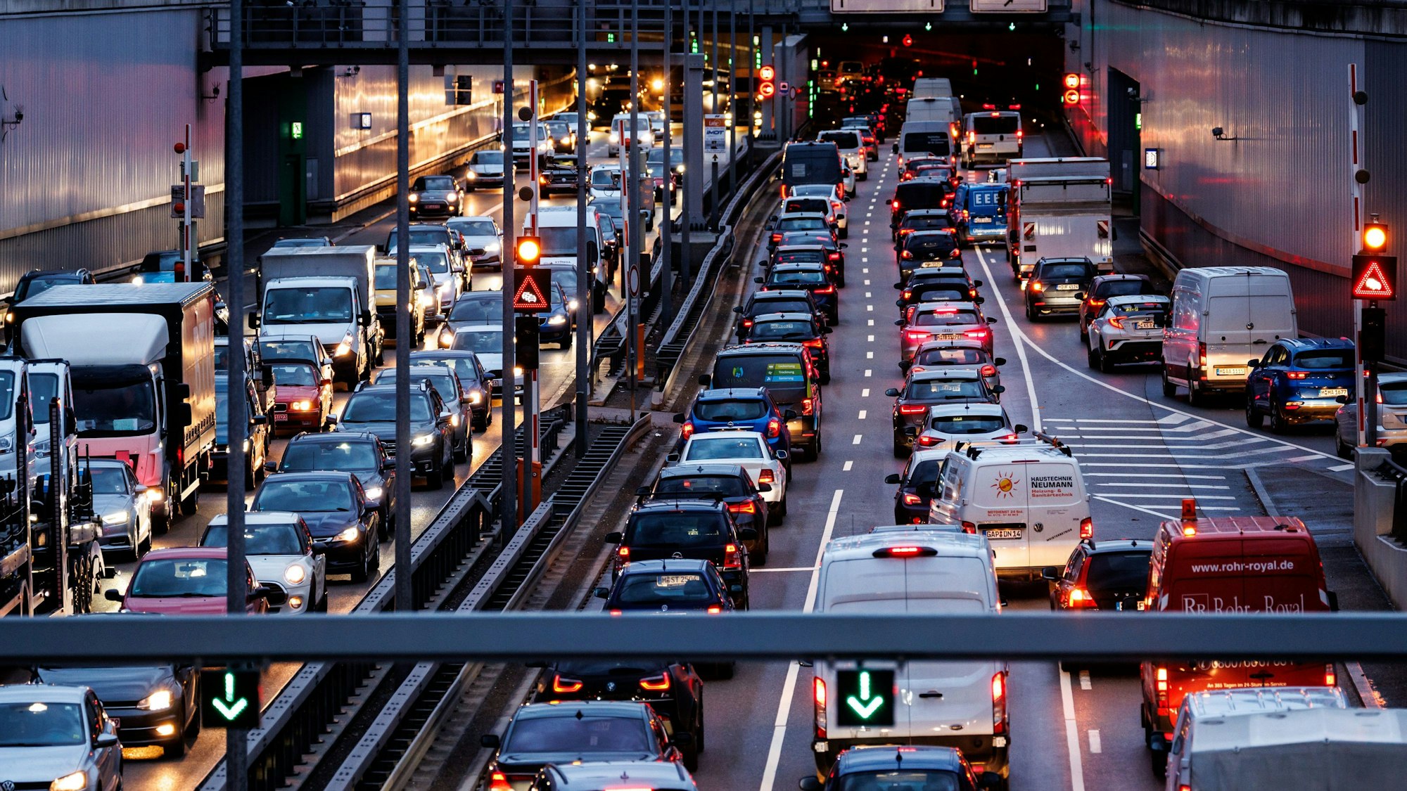 Stau auf einer deutschen Autobahn an einem Streiktag der Bahn.