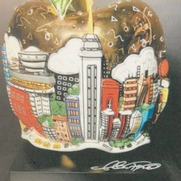 Zu sehen ist das gestohlene Kunstobjekt in Form eines goldenen mit 3-D-Applikationen versehenen Apfels.